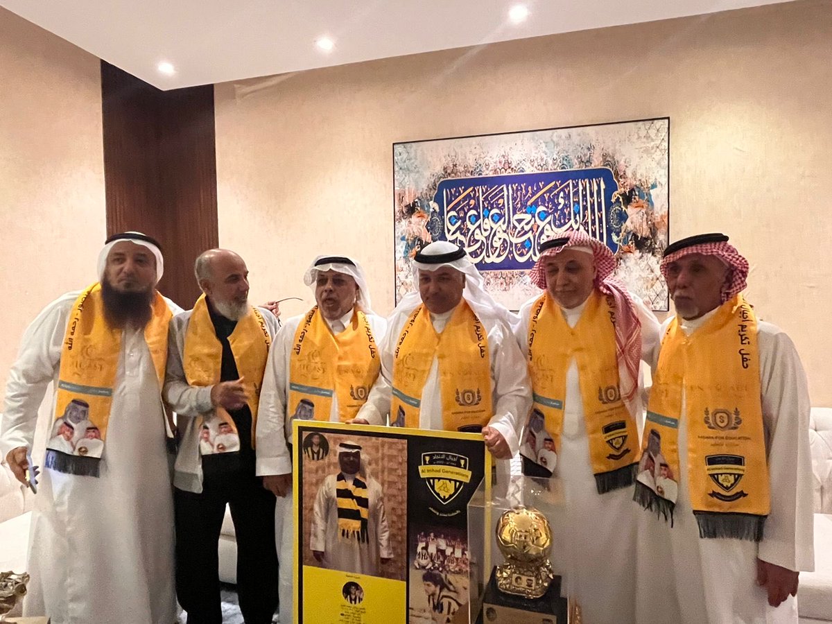 AjyalAlittihad's tweet photo. ⁧#اجيال_الاتحاد_تصل_الرقم_201⁩
⁧#اجيال_الاتحاد_تكرم_رياض_عمرو⁩ 

تشرف ⁧#اجيال_الإتحاد⁩ مساء أمس الجمعة 20 رحب  1447هـ الموافق 9 يناير 2026م بزيارة نجم ⁧#الاتحاد⁩ السابق الكابتن ⁧#رياض_عمرو⁩ لتكريمه تقديراً لمسيرته بالنادي
⁧#صور_من_التكريم https://t.co/W07jha0fP8