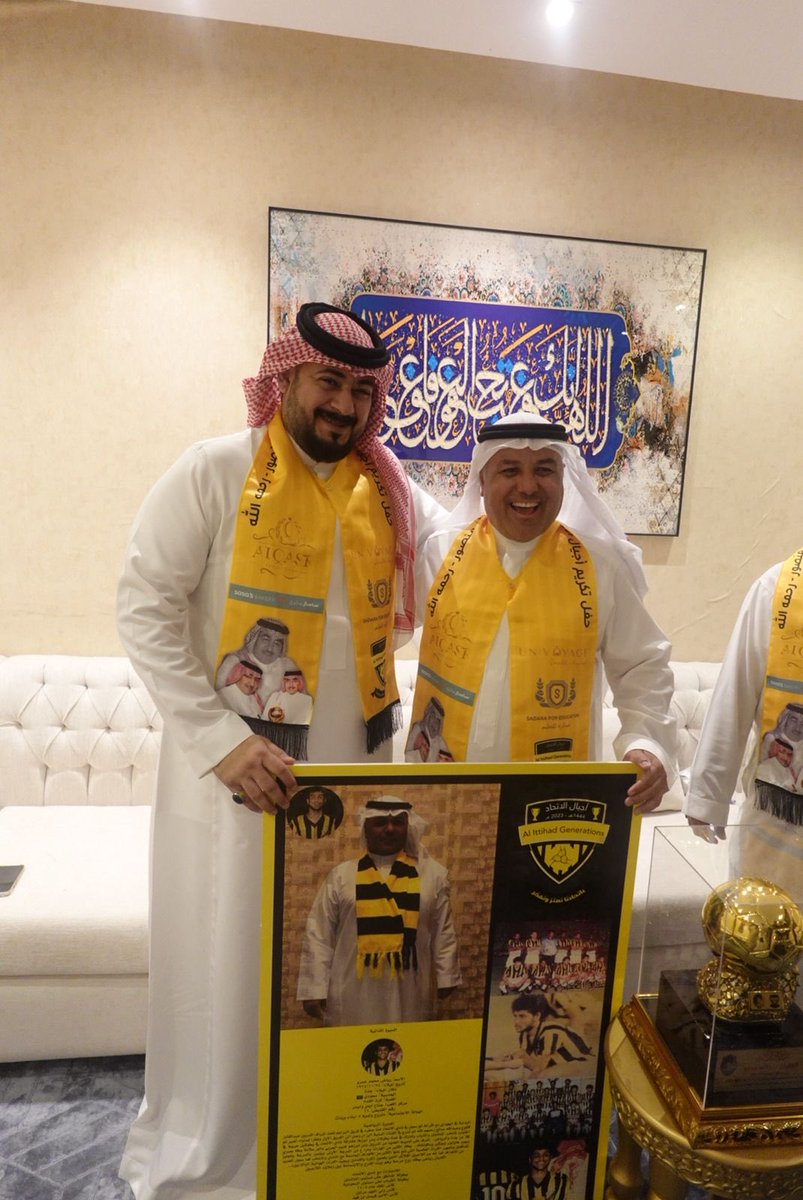 AjyalAlittihad's tweet photo. ⁧#اجيال_الاتحاد_تصل_الرقم_201⁩
⁧#اجيال_الاتحاد_تكرم_رياض_عمرو⁩ 

تشرف ⁧#اجيال_الإتحاد⁩ مساء أمس الجمعة 20 رحب  1447هـ الموافق 9 يناير 2026م بزيارة نجم ⁧#الاتحاد⁩ السابق الكابتن ⁧#رياض_عمرو⁩ لتكريمه تقديراً لمسيرته بالنادي
⁧#صور_من_التكريم https://t.co/W07jha0fP8