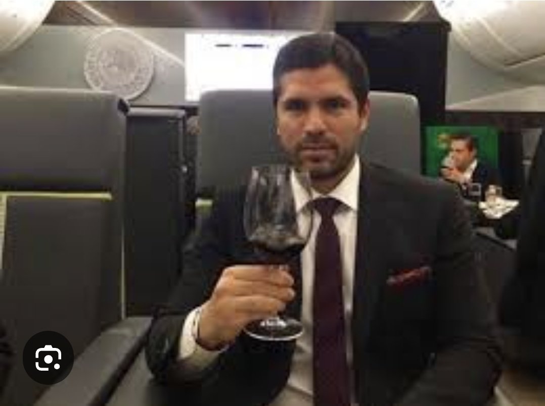 chayitomoguel1's tweet image. Pero aquí veo a un parásito que se la pasa ladrando contra Morena, pero no se ve la cola en un espejo tomando champagne en el avión presidencial. Aquí el novio de peña se queda callado cómo momia.
#Hipócrita