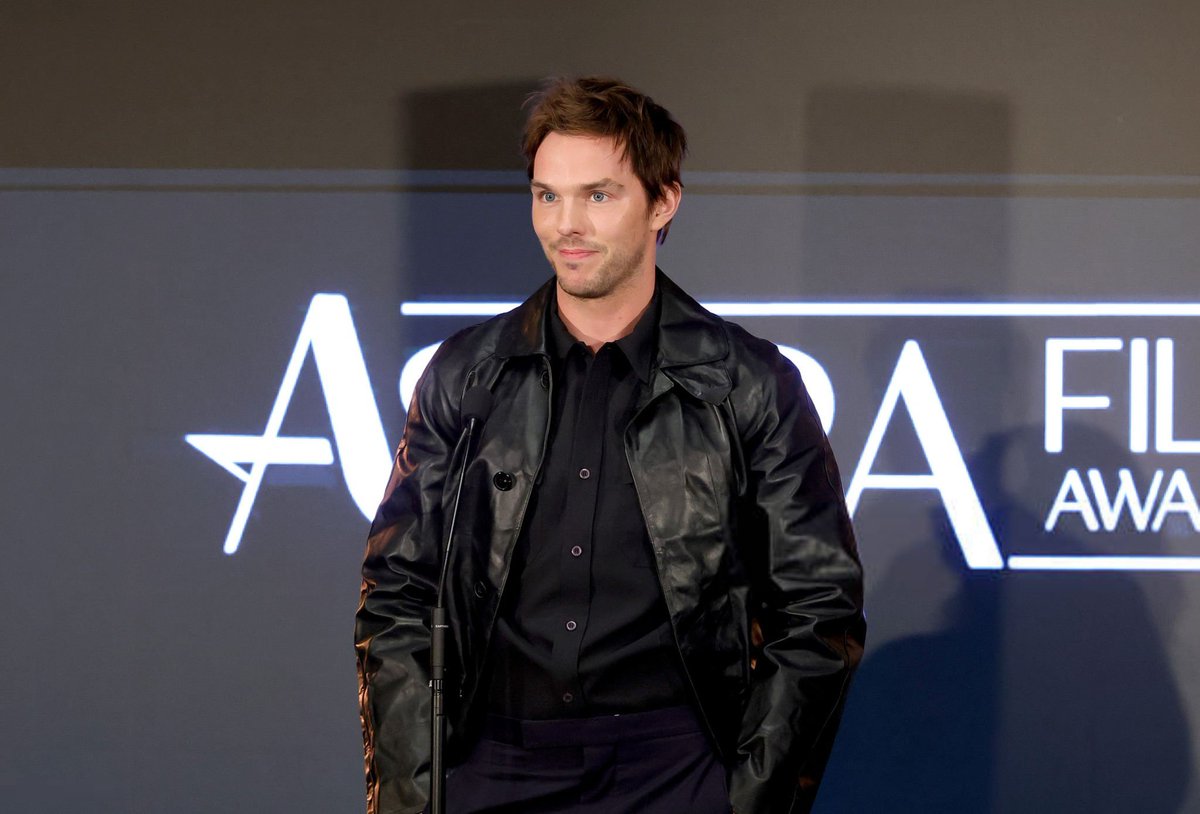 Hoult_x_Haneul's tweet photo. Nicholas Hoult at the Astra Film Awards 😍
#nicholashoult #AstraFilmAwards https://t.co/WateG6byrw