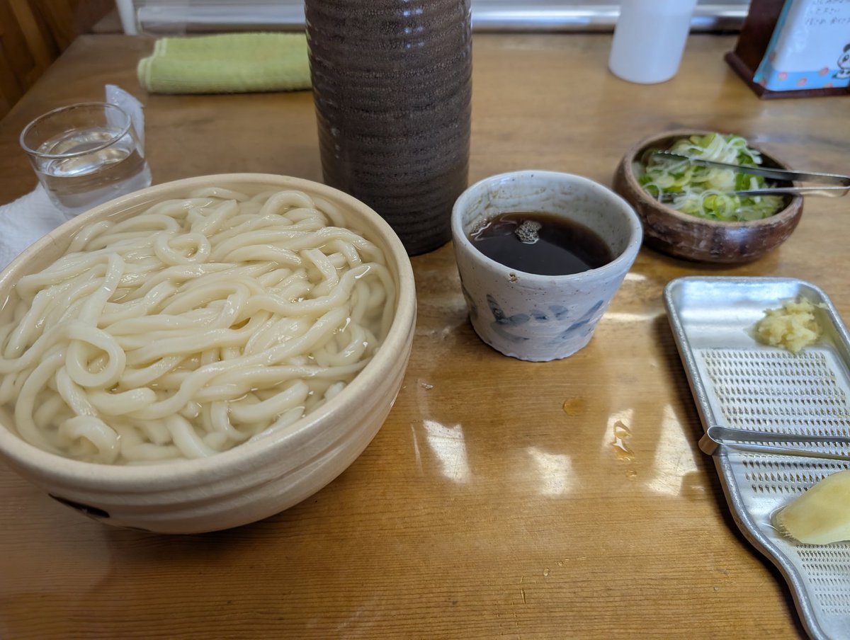 elseere's tweet image. 釜揚げうどんの美味しい店があるらしいから行ってきた
香川のと比べるとちょっと出汁は塩気が強いけど、結構美味しかった
片道1時間がネック