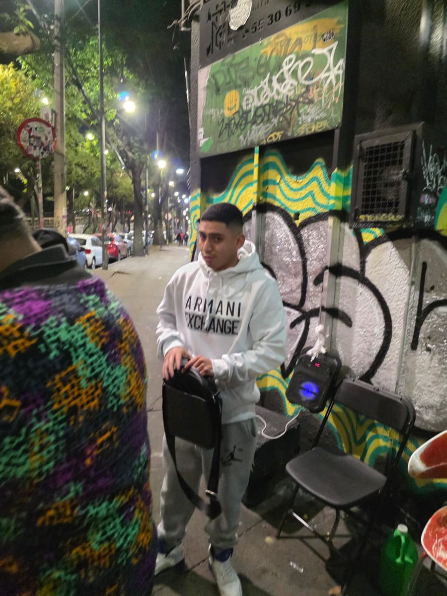 CroblesmRobles's tweet photo. @UCS_GCDMX Pueden ayudarme afuera de @exfabricamx hay unos hombres que te exigen 70 pesos la hora porque estacionar tu carro y si te niegan te amenazan y meten las manos en sus mochilas como si fueran a sacar un arma @ClaraBrugadaM https://t.co/7S6b9ejXji