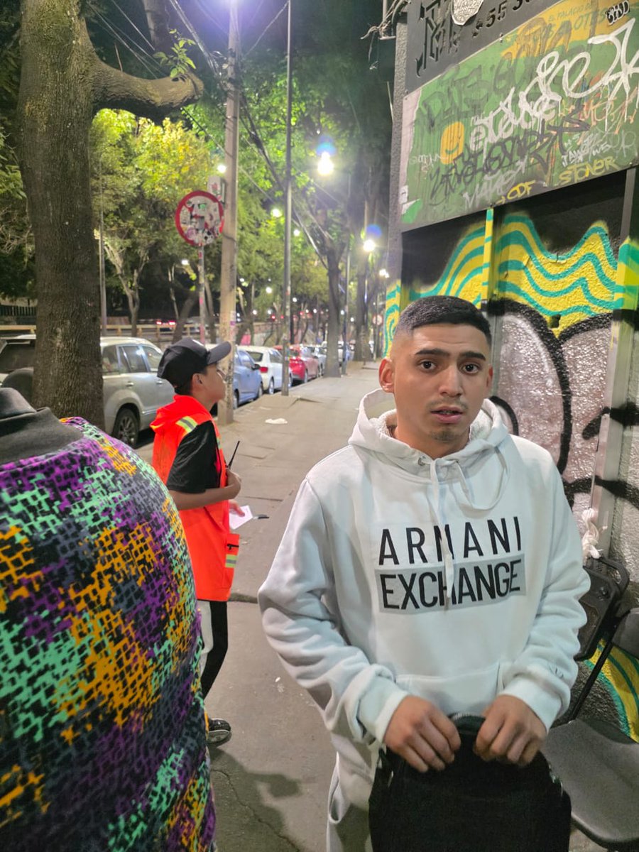 CroblesmRobles's tweet photo. @UCS_GCDMX Pueden ayudarme afuera de @exfabricamx hay unos hombres que te exigen 70 pesos la hora porque estacionar tu carro y si te niegan te amenazan y meten las manos en sus mochilas como si fueran a sacar un arma @ClaraBrugadaM https://t.co/7S6b9ejXji