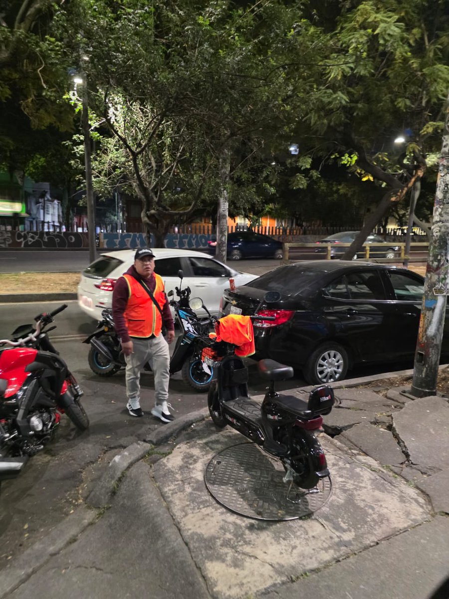 CroblesmRobles's tweet photo. @UCS_GCDMX Pueden ayudarme afuera de @exfabricamx hay unos hombres que te exigen 70 pesos la hora porque estacionar tu carro y si te niegan te amenazan y meten las manos en sus mochilas como si fueran a sacar un arma @ClaraBrugadaM https://t.co/7S6b9ejXji