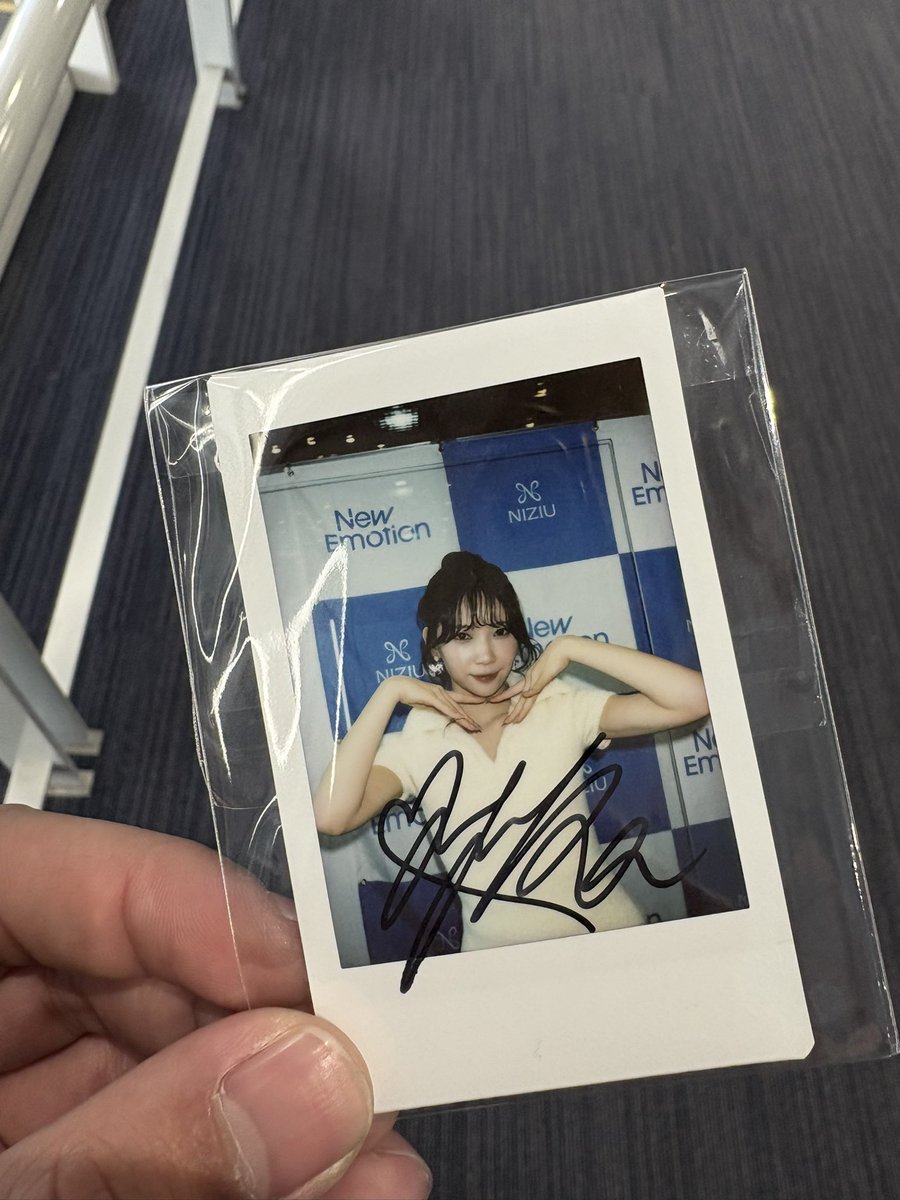 niziuサイン入りチェキマユカ推しの方でアヤカのチェキ当たったかたい