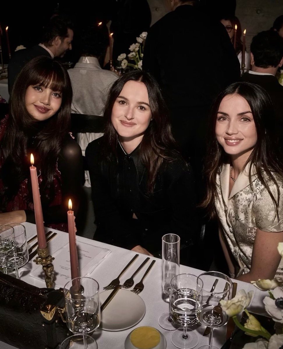 lalaluvlalisa's tweet image. #LISA with Emma Stone, Renate Reinsve, and Ana de Armas at the Louis Vuitton × W Magazine Intimate Awards Season dinner. 🇺🇸