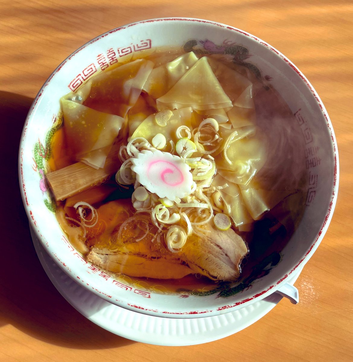 tsugaruhan's tweet photo. お正月休み明けての3連休。
ココでもラリー勝負！
天気は悪そうなのでご注意を。
ココお店広く小上がり多め。
くつろいで食べらる麺店。

#めん屋北闘馬 #手打支那ワンタン #950円 #弘前市 #弘前ラーメン #支那そば #ワンタンメン  #第19回津軽判ラーメンラリー #津軽判ラーメンラリー #エフエム青森 https://t.co/JqLTzPMbXr