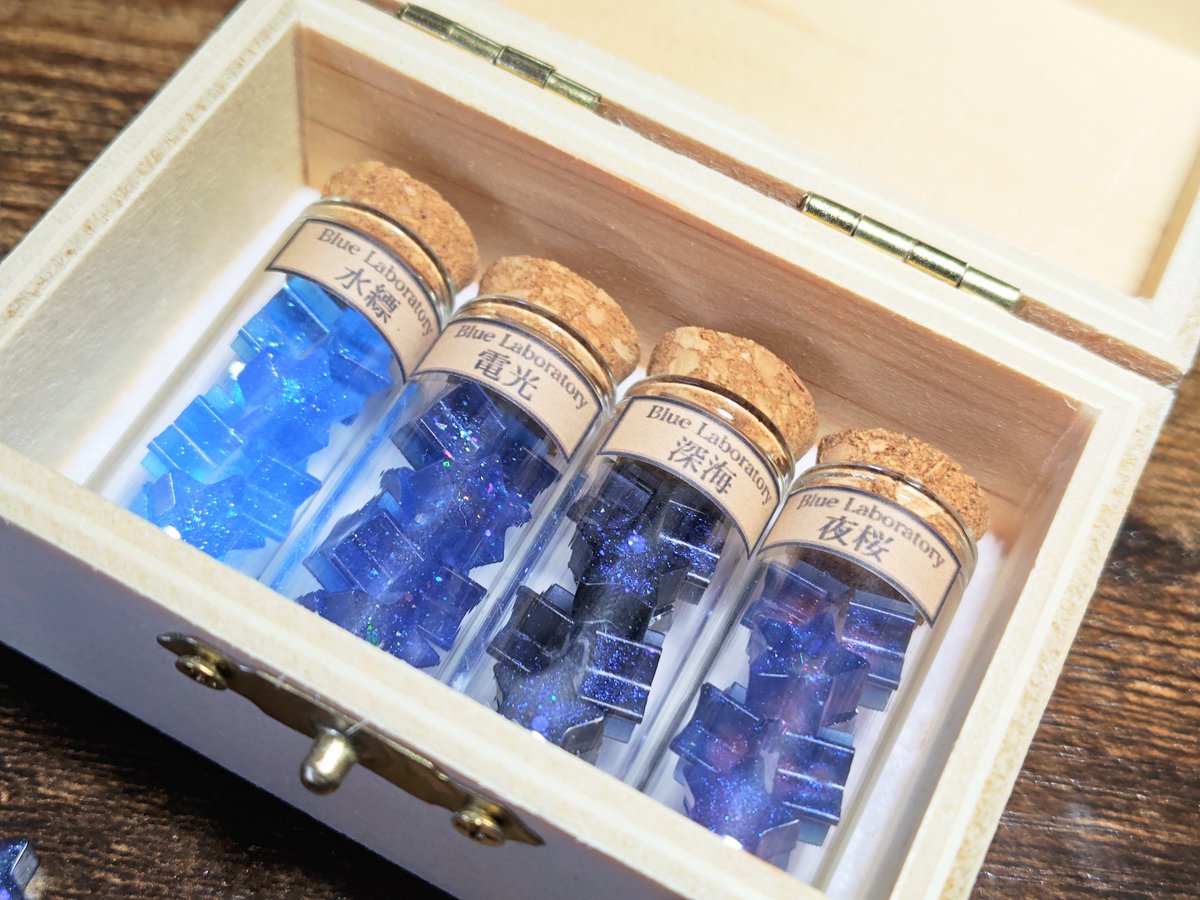 ◆封入する星屑は最上級のものをと考えてはいるが、そうするといつまでも星屑の選別が終わらない。ついこの前も副所長にいつまでしているのかと急かされた。もう少し改善せねば。(所長の手記より抜粋)

 #青星蒐集匣
 #靑色研究所