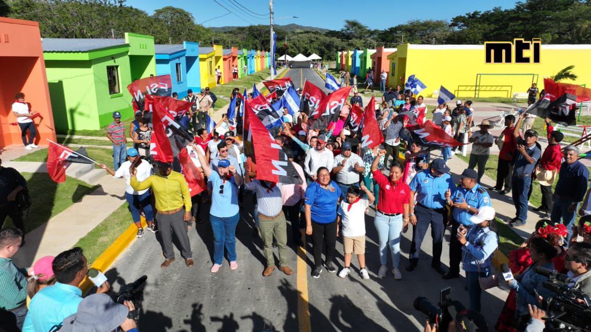 CmdtFederico's tweet photo. 🏡🏘️MTI || Entrega de Viviendas

Este Viernes 9 de Enero, nuestro Gobierno de Reconciliación y Unidad Nacional, a través del MTI, entregó la “Urbanización Álvaro Diroy Comandante Ezequiel”, de 19 viviendas, Municipio de San Juan del Sur, Rivas.

#ManaguaSandinista
#Nicaragua https://t.co/TFx8zK9knA