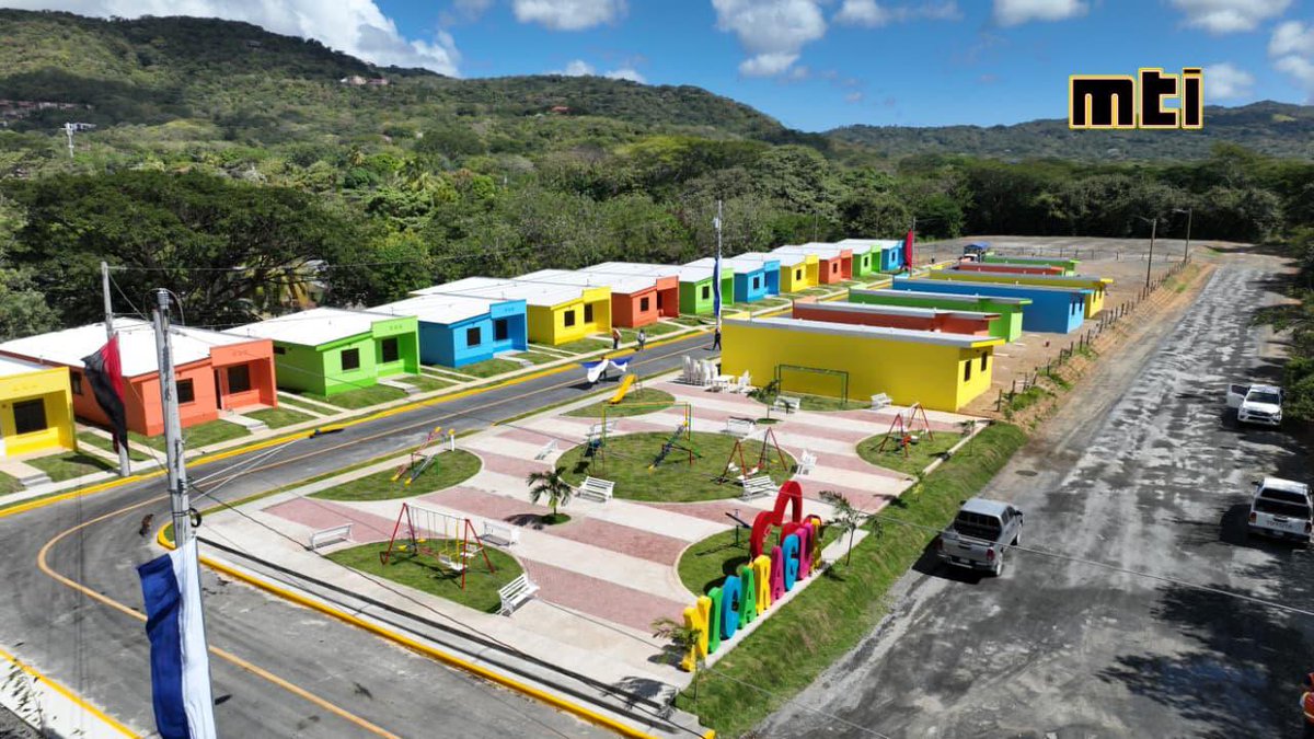 CmdtFederico's tweet photo. 🏡🏘️MTI || Entrega de Viviendas

Este Viernes 9 de Enero, nuestro Gobierno de Reconciliación y Unidad Nacional, a través del MTI, entregó la “Urbanización Álvaro Diroy Comandante Ezequiel”, de 19 viviendas, Municipio de San Juan del Sur, Rivas.

#ManaguaSandinista
#Nicaragua https://t.co/TFx8zK9knA