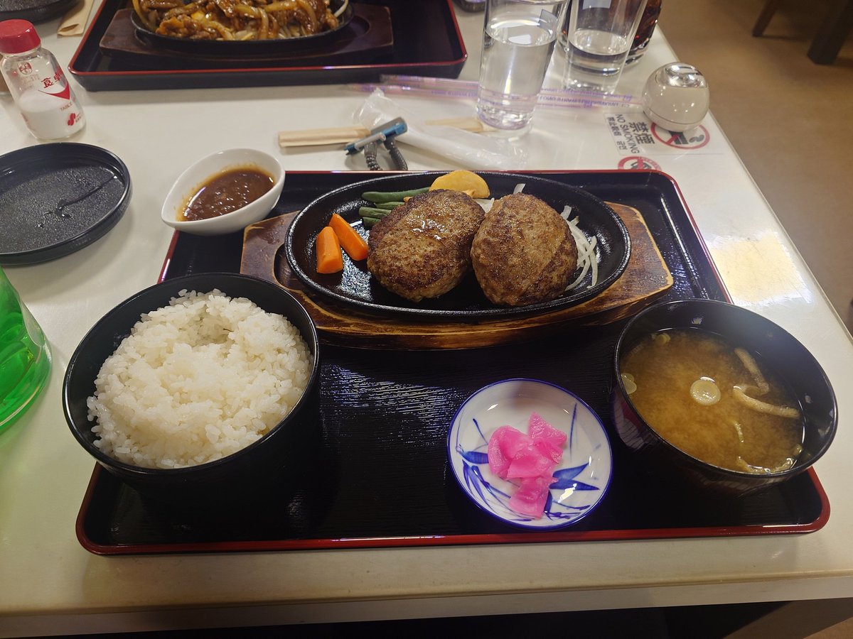Syunta__Sauna's tweet photo. 1月9日薬湯市原店様ご来店まことに
ありがとうございます🙏

20時　108熱波
アロマ　玄��茶

新年1発目なのでいい一年になりますよう願いを込めて！

22時回　ジャグラー回

使用アロマ　ユーカリペパーミント

ロウリュ前に終わりかけたので仕切り直して仕切り直しのマシマシ回に🔥

24時 　サタン降臨in地獄釜
アロマ　ペパーミント

新年1発目のFBB登場だったので新年の挨拶も兼ねたアチアチなおもてなしで行いました！

ご飯はハンバーグ定食を頂きました🙏

登場してからひたすら食べ続けてる僕のおすすめなメニューなので是非薬湯ご来店の際は食べてみてください🙏

次回の薬湯市原店様熱波は1月10日20時よりFire Blast Boysで全力熱波させていただきます🙏

#薬湯市原
#89活
#ハク活
#華金ナイト
#週末熱波
#ととのいの伝道師
#熱波師翔
#滑舌悪い熱波師
#翔TIME
#熱波襲来
#熱波イベント
#熱波師OGA
#FireBlastBoys
#ガソリ���ブレンド
#サ活投稿はFBB活
#薬湯サウナ部
＃FBBDayは100度設定
＃FBB降臨
＃ダブルハンバーグ定食