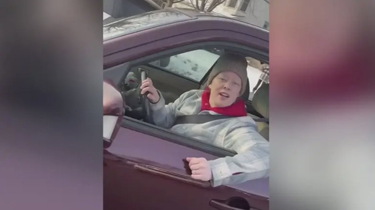 UniNoticias's tweet photo. ➡️ Nuevo video muestra los momentos previos a la muerte de una mujer baleada por ICE en Minneapolis.

Informa: @vivitv

Los detalles 👉 https://t.co/4eJ85gHHOI https://t.co/Yx8w9Sg2fF