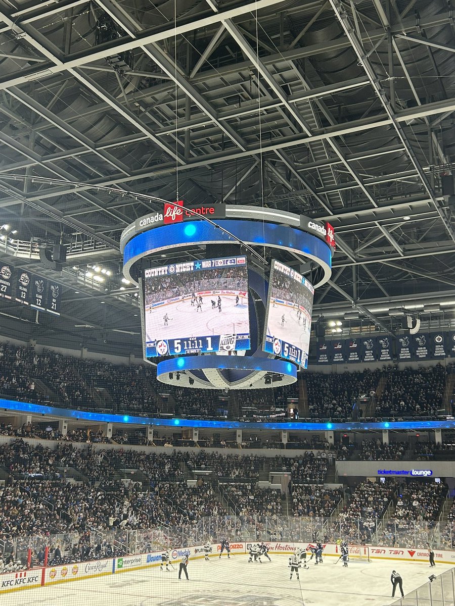 204knowledge's tweet image. Great vibes right now in the rink. @NHLJets up 5-1, 32nd place team, full wave going on for about 5 mins.