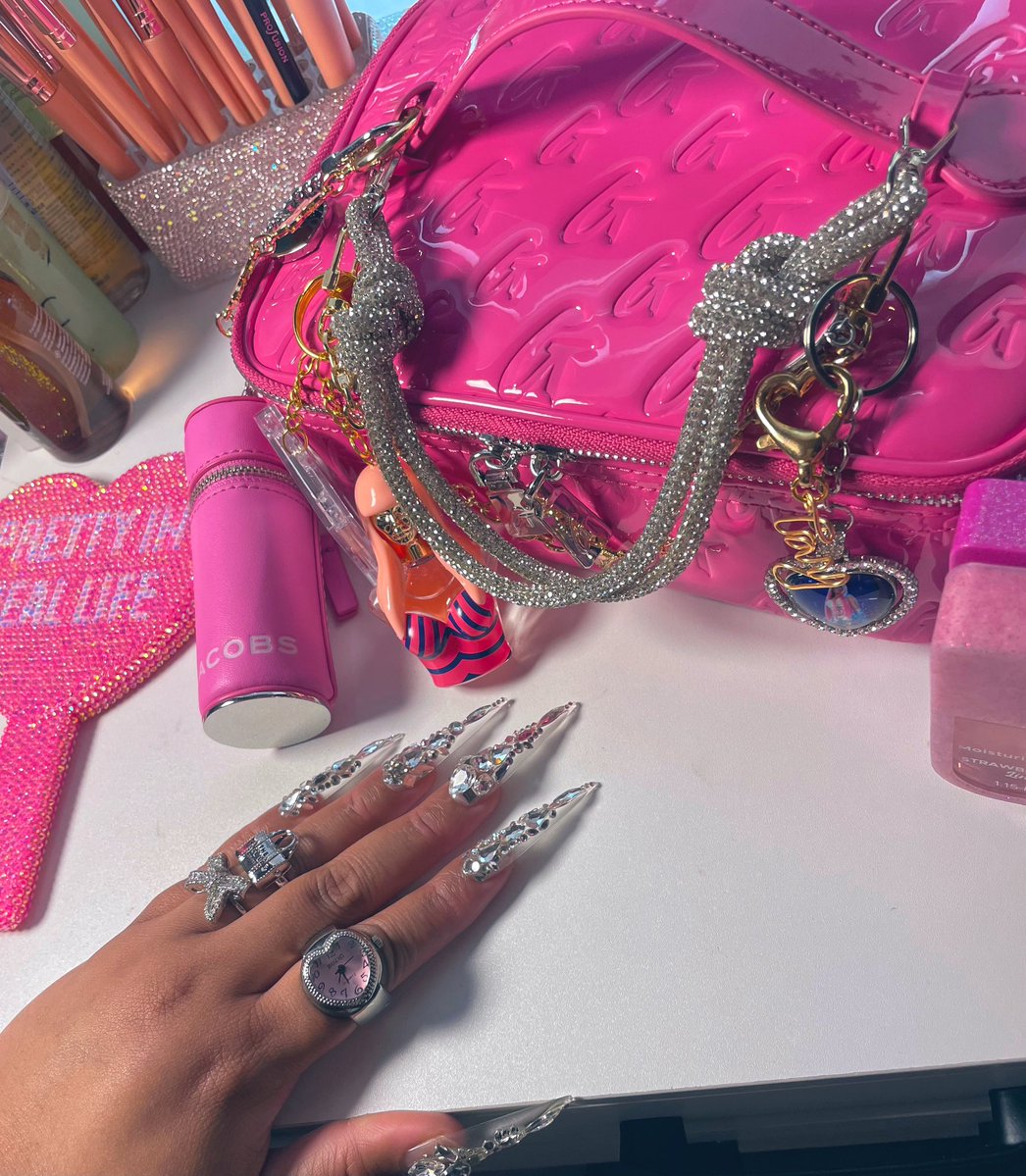 justTayforshort's tweet image. It’s Nicki Minaj or nobody btch. 🫧💅🏽 Nails: @pinkfridaynails