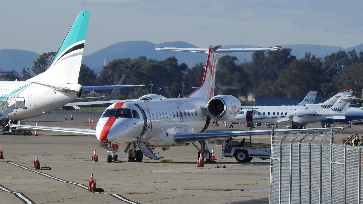 veryboeing's tweet photo. JSX #E135 waiting for their next passengers at KOAK https://t.co/j0LMuZ8opG
