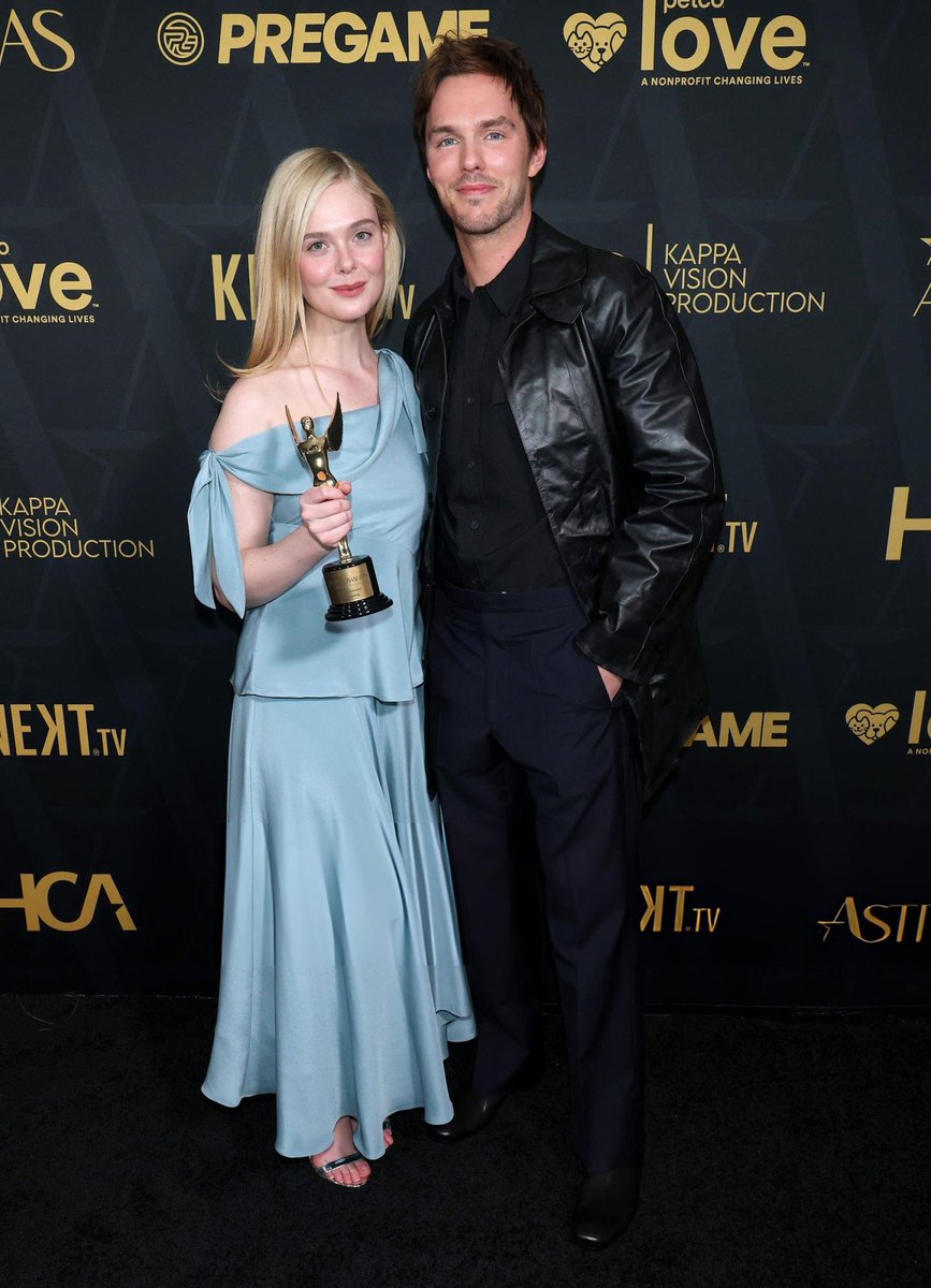 Hoult_x_Haneul's tweet photo. Nicholas Hoult & Elle Fanning at the Astra Film Awards 😂🎀
#nicholashoult #thegreat #nickelle https://t.co/cTXXKKFyfb