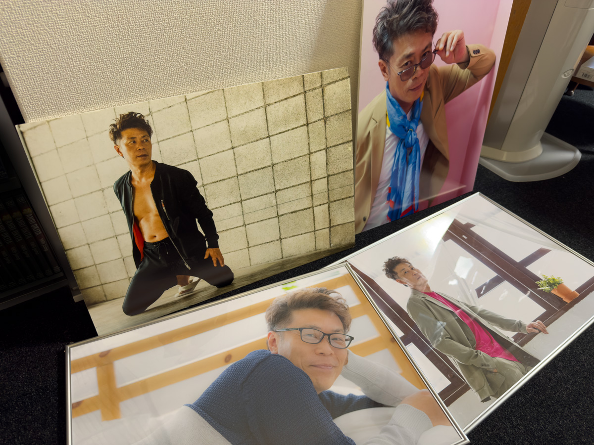 13日トークコーナーにて「大島丈クイズ」を開催!!
正解者上位4名にほぼA2サイズの丈さんプレゼント！

昔事務所でクラファンお渡し会をした時に壁に飾ってたアレです

会場参加の方のみ対象となります

チケット絶賛発売中
会場／x.gd/D8Dps
配信／x.gd/M9wBk