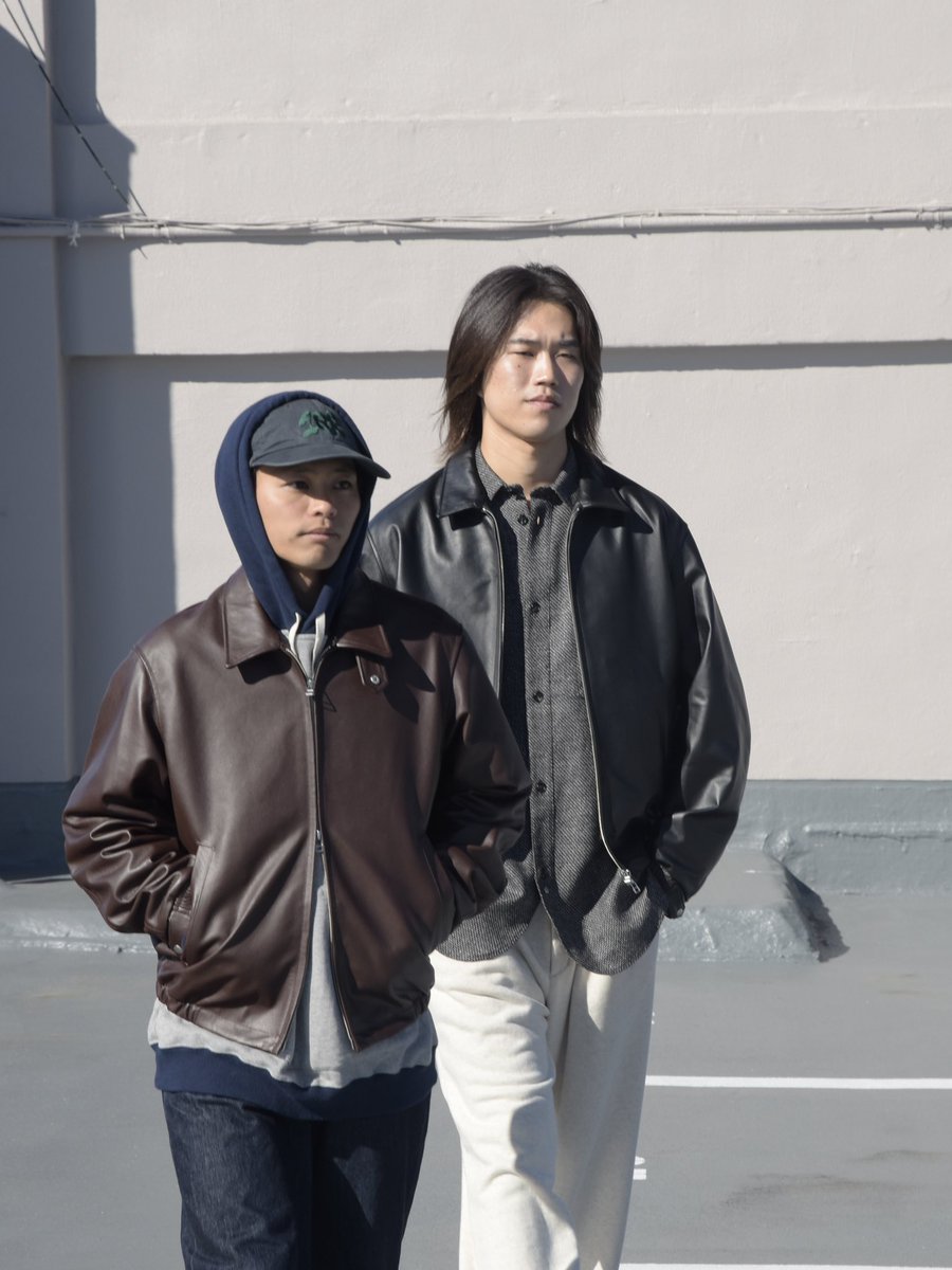 UNIVERSAL PRODUCTS.より、しなやかさと耐久性が特徴のカウナッパレザーを用いた"LEATHER BROUSON"。
取り外し可能なチンストラップが付属し、幅広いスタイリングに合わせることが可能です。

COL: BROWN / BLACK
SIZE: 1 / 2 / 3
¥70,400 TAX IN

onlinestore.1ldkshop.com/c/mens/m-outer…