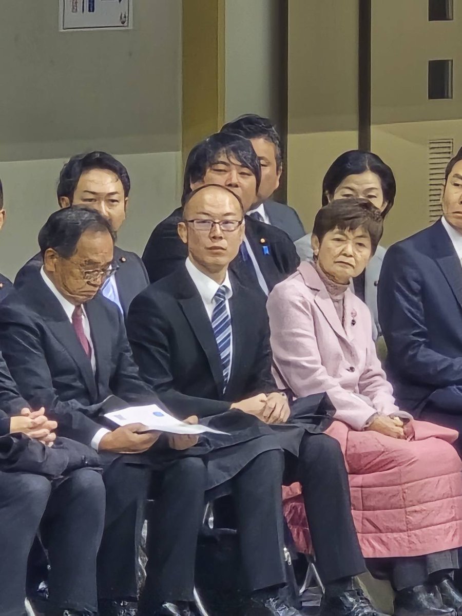 国歌斉唱が終わったらこれですよ。
共産党の山村さちほ県議会議員です。
撮影されていると思わなかったでしょう。
ロートスタジアムの二階から自分の妻が撮影していました。(ズームなので画質が悪いです)