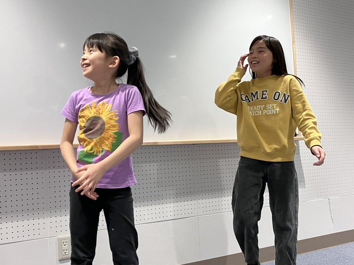 plusnewkids's tweet photo. キッズミュージカルチーム「プラニューキッズ」

年始1発目のレッスンでした♪

今日は2人だけという、
講師2名とキッズ2名という超贅��DAYでした！(笑)

アイスブレイクの楽しいゲームから始まり、
歌、ダンス、芝居
やりました〜

ゲラゲラ笑い転げながら🤭

今年も楽しくやりましょう！ https://t.co/QjIk9Gqhtc