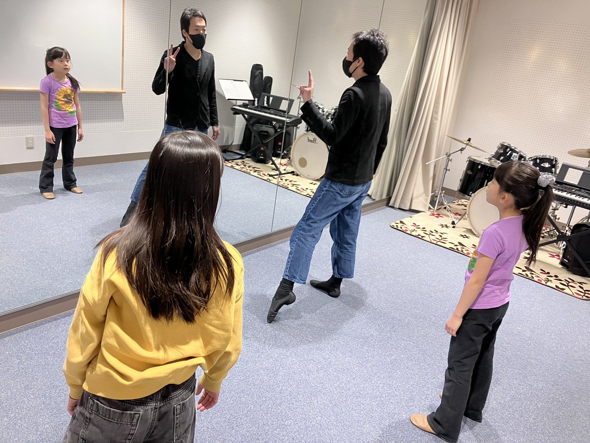 plusnewkids's tweet photo. キッズミュージカルチーム「プラニューキッズ」

年始1発目のレッスンでした♪

今日は2人だけという、
講師2名とキッズ2名という超贅��DAYでした！(笑)

アイスブレイクの楽しいゲームから始まり、
歌、ダンス、芝居
やりました〜

ゲラゲラ笑い転げながら🤭

今年も楽しくやりましょう！ https://t.co/QjIk9Gqhtc