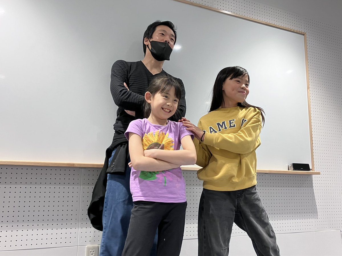 plusnewkids's tweet photo. キッズミュージカルチーム「プラニューキッズ」

年始1発目のレッスンでした♪

今日は2人だけという、
講師2名とキッズ2名という超贅��DAYでした！(笑)

アイスブレイクの楽しいゲームから始まり、
歌、ダンス、芝居
やりました〜

ゲラゲラ笑い転げながら🤭

今年も楽しくやりましょう！ https://t.co/QjIk9Gqhtc