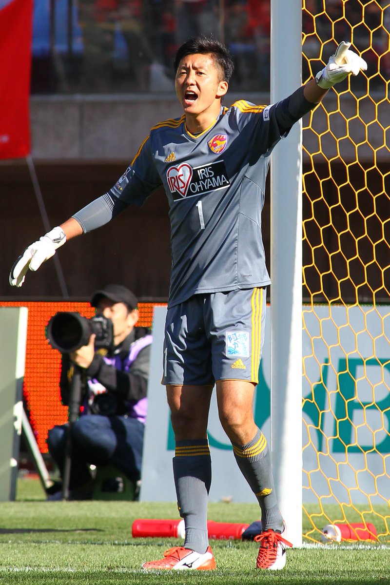 vega_official_'s tweet photo. 加入初年の2015年にほぼ全試合でゴールマウスを守り、同年には日本代表に初選出。 
けがで��年の出場は限られてしまいましたが、安定したセービングや足元の技術はもちろん、若手に見せた熱さもサポーターの印象に残っています。 
20年間の現役生活お疲れ様でした🙇 
#六反勇治 #VEGALTA https://t.co/5r6wMoQmNh