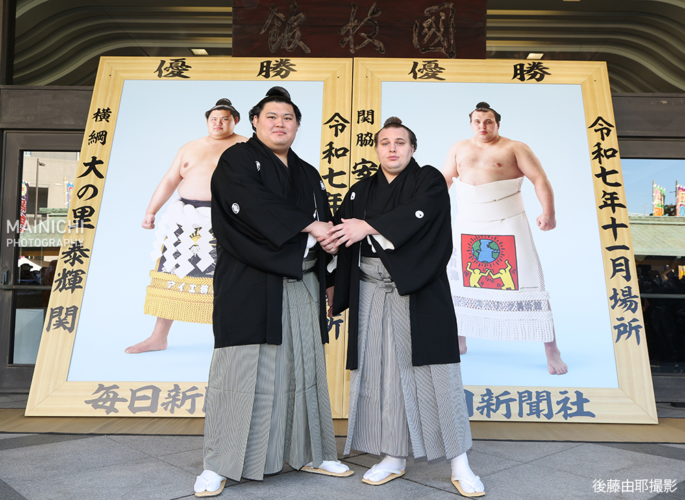 大相撲の優勝額贈呈式が両国国技館であり、昨年の秋場所優勝の大の里と
