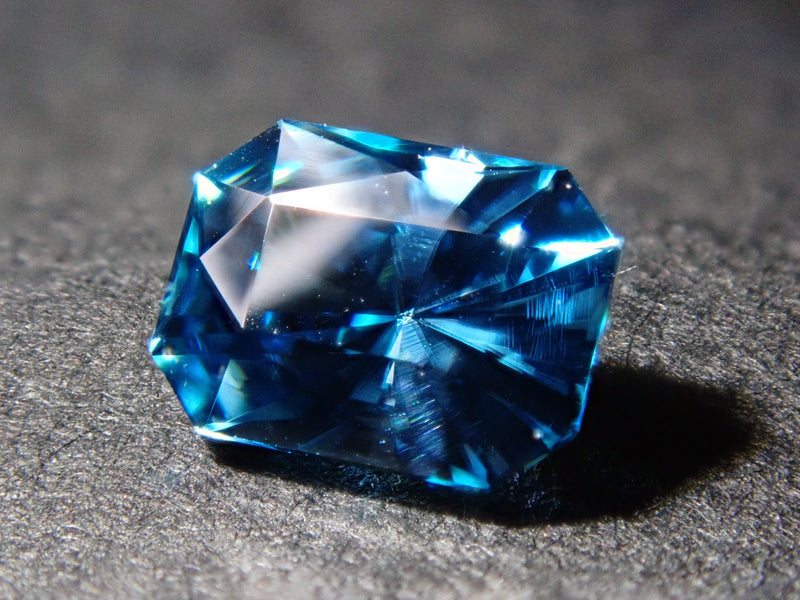 強い煌めきに清々しい青。冬の空気にぴったりです✨（ブルージルコン）