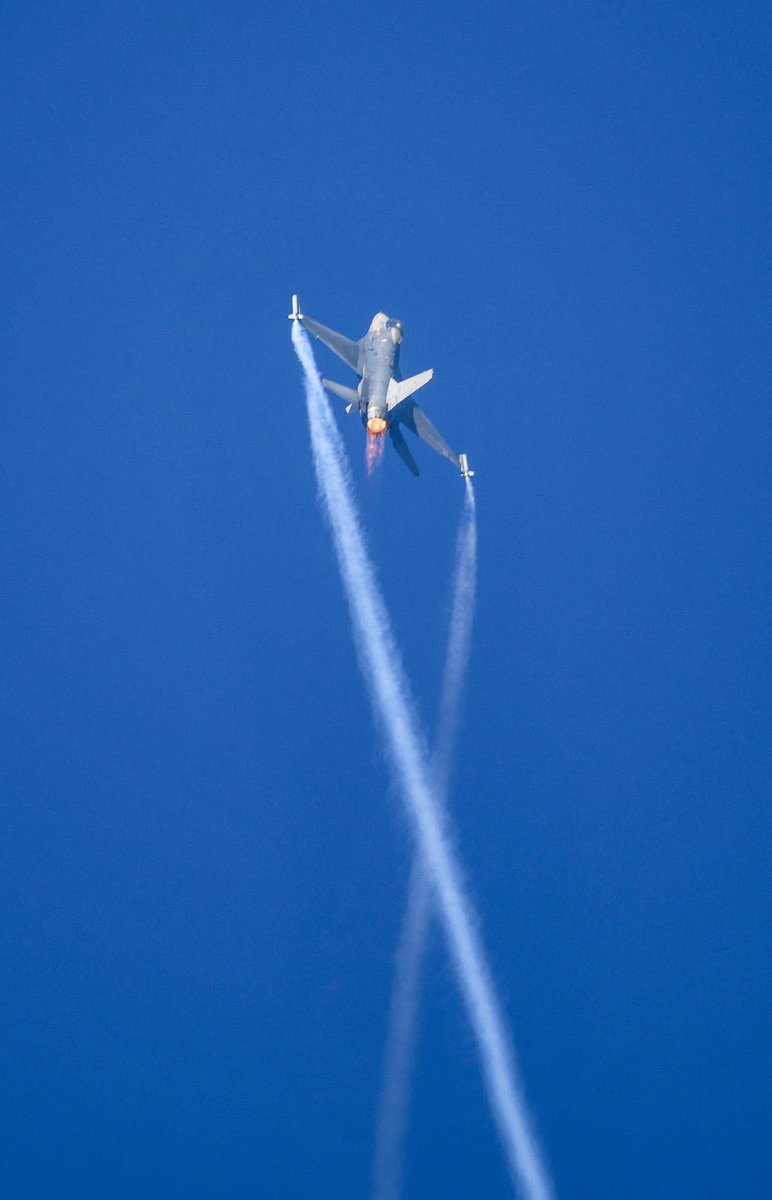 Skyboyz15's tweet photo. ⚡️F-16 Lightning 
ที่ชอบ “ทิ้งไข่” ใส่ผู้รุกราน

😎Callsign “Lightning” ไม่ได้มาเพราะโชคช่วย เห็นเครื่องก่อนได้ยินเสียง รู้ตัวอีกที…ก็หายไปแล้���

💥เสียงดังไปหน่อย ต้องขออภัย
เพราะนี่คือพลังของอธิปไตยเหนือน่านฟ้าไทย

#F16 #ฝูงบิน103 #กองทัพอากาศ
#วันเด็ก2569 #วันเด็กแห่งชาติ2569 https://t.co/Zz6BezvJ7J