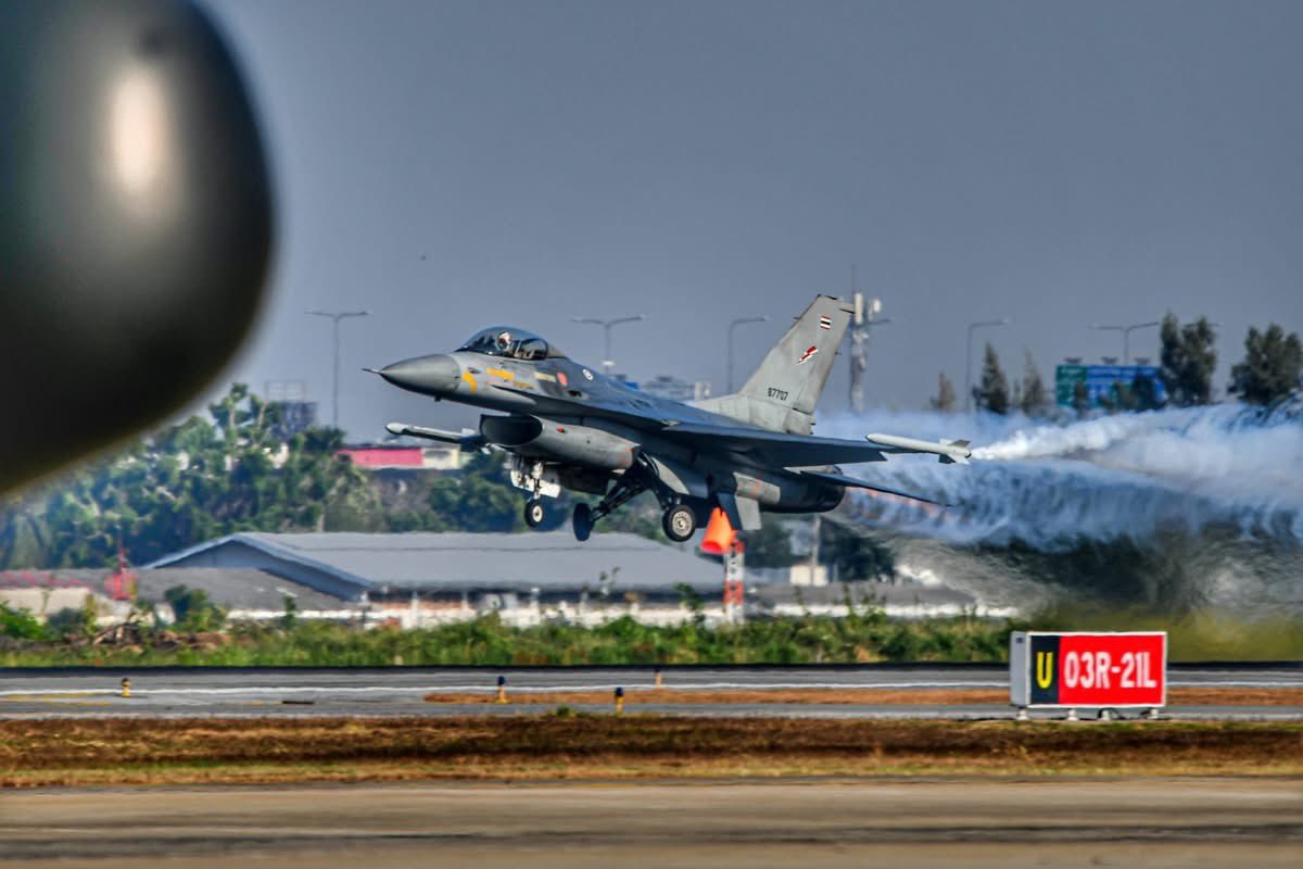 Skyboyz15's tweet photo. ⚡️F-16 Lightning 
ที่ชอบ “ทิ้งไข่” ใส่ผู้รุกราน

😎Callsign “Lightning” ไม่ได้มาเพราะโชคช่วย เห็นเครื่องก่อนได้ยินเสียง รู้ตัวอีกที…ก็หายไปแล้���

💥เสียงดังไปหน่อย ต้องขออภัย
เพราะนี่คือพลังของอธิปไตยเหนือน่านฟ้าไทย

#F16 #ฝูงบิน103 #กองทัพอากาศ
#วันเด็ก2569 #วันเด็กแห่งชาติ2569 https://t.co/Zz6BezvJ7J