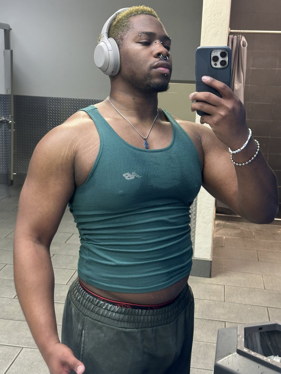 awhtryn's tweet image. FLY