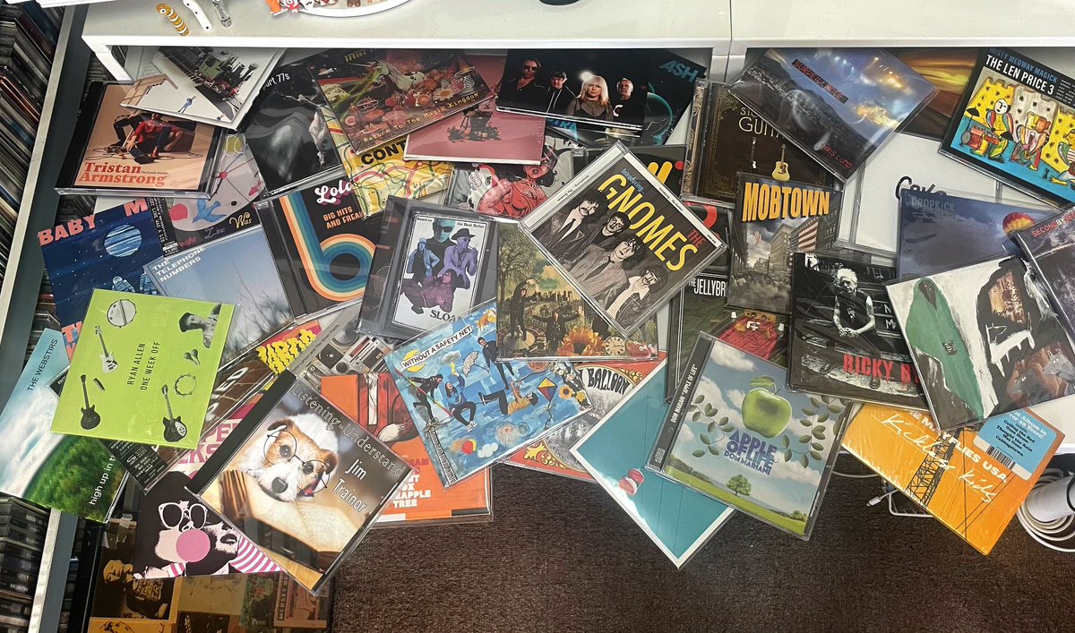 pleasegotme's tweet image. 昨年のCDを片す前にパシャリ。