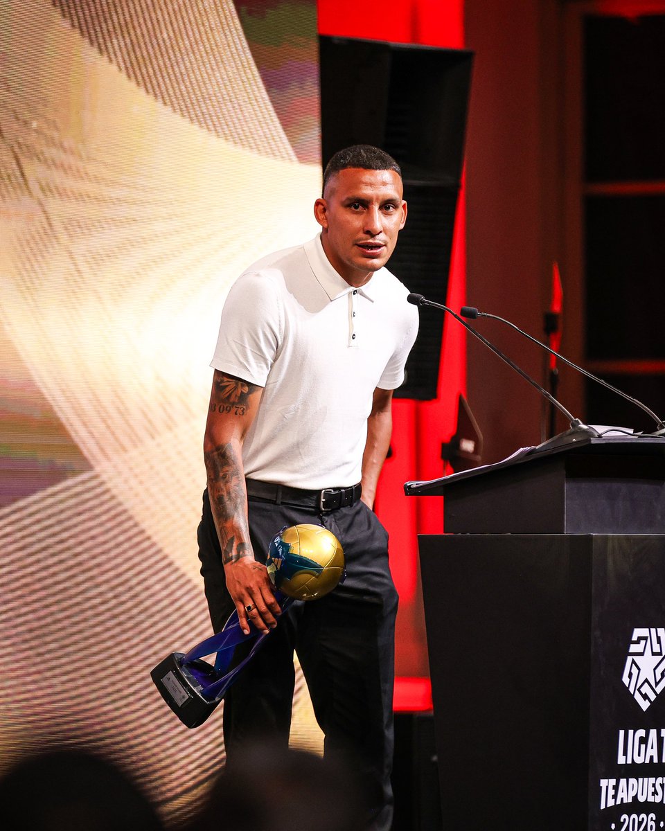 "Por más que muchas personas quieran denigrar o menospreciar tu esfuerzo, hay que levantarnos y luchar, porque esto es para nosotros, nuestra familia y los seres que más queremos".
Alex Valera tras recibir el premio a Mejor Jugador 2025