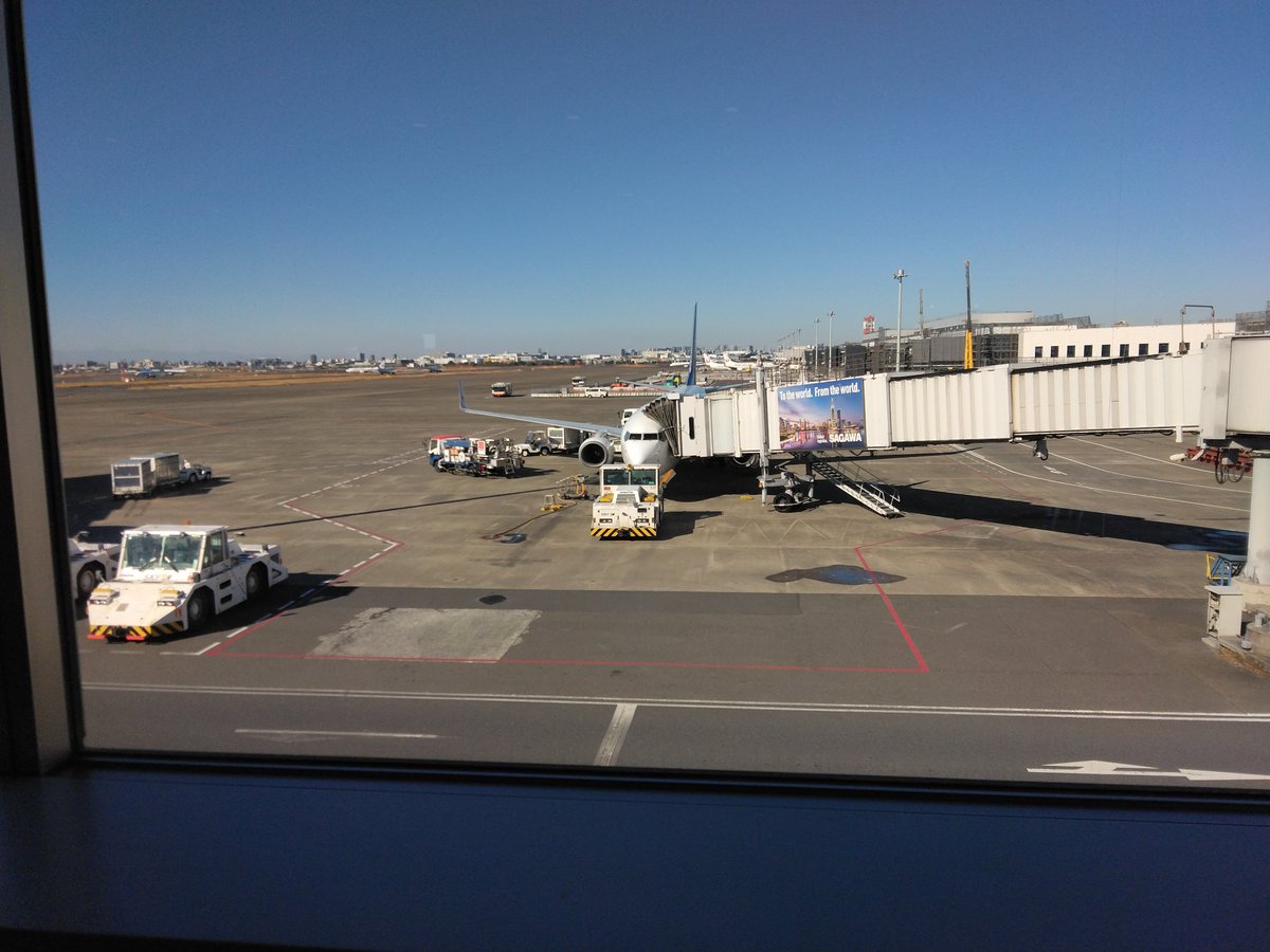 今朝起床したら髪がやたら短くなってる。が、散髪した記憶がない。前もあったが、酔っぱらって唐突に自分で散髪したようだ。ともあれいまから神戸に向かいます。