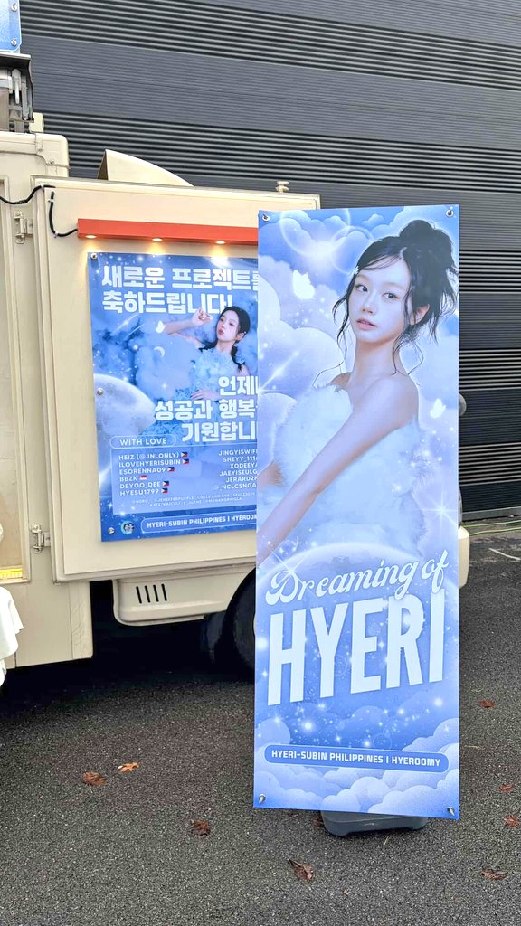 HyeBinPH's tweet photo. Our coffee truck support is now at Hyeri’s filming set. 

We prepared drinks, fish cakes, and special boxes with premium fruits, sandwiches, financiers, and juice for Hyeri and everyone on set.

We hope these snacks bring comfort. Please stay warm and healthy. We’re always cheering for you, @hyeriherihey. Fighting!! 💙

#LeeHyeri #Hyeri #DreamToYou #혜리
