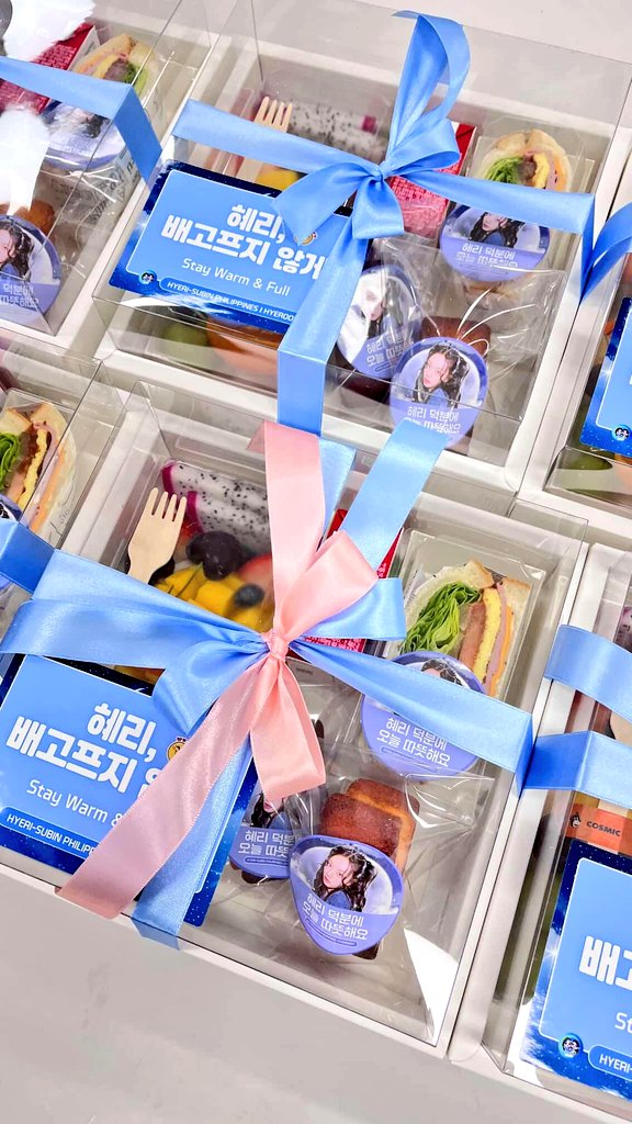 HyeBinPH's tweet photo. Our coffee truck support is now at Hyeri’s filming set. 

We prepared drinks, fish cakes, and special boxes with premium fruits, sandwiches, financiers, and juice for Hyeri and everyone on set.

We hope these snacks bring comfort. Please stay warm and healthy. We’re always cheering for you, @hyeriherihey. Fighting!! 💙

#LeeHyeri #Hyeri #DreamToYou #혜리
