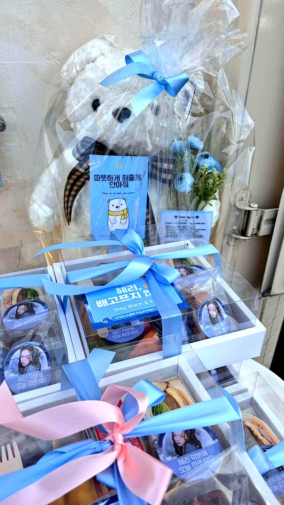 HyeBinPH's tweet photo. Our coffee truck support is now at Hyeri’s filming set. 

We prepared drinks, fish cakes, and special boxes with premium fruits, sandwiches, financiers, and juice for Hyeri and everyone on set.

We hope these snacks bring comfort. Please stay warm and healthy. We’re always cheering for you, @hyeriherihey. Fighting!! 💙

#LeeHyeri #Hyeri #DreamToYou #혜리