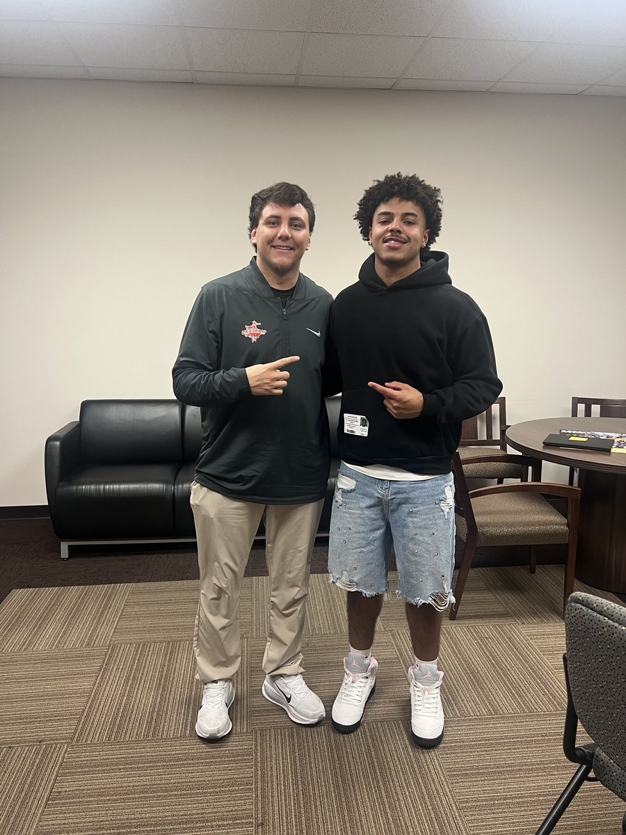 g3gabe_'s tweet photo. Great meeting @CoachJonnyHeck this morning. Appreciate you coming down and visiting me. https://t.co/DBKbvNRSoY