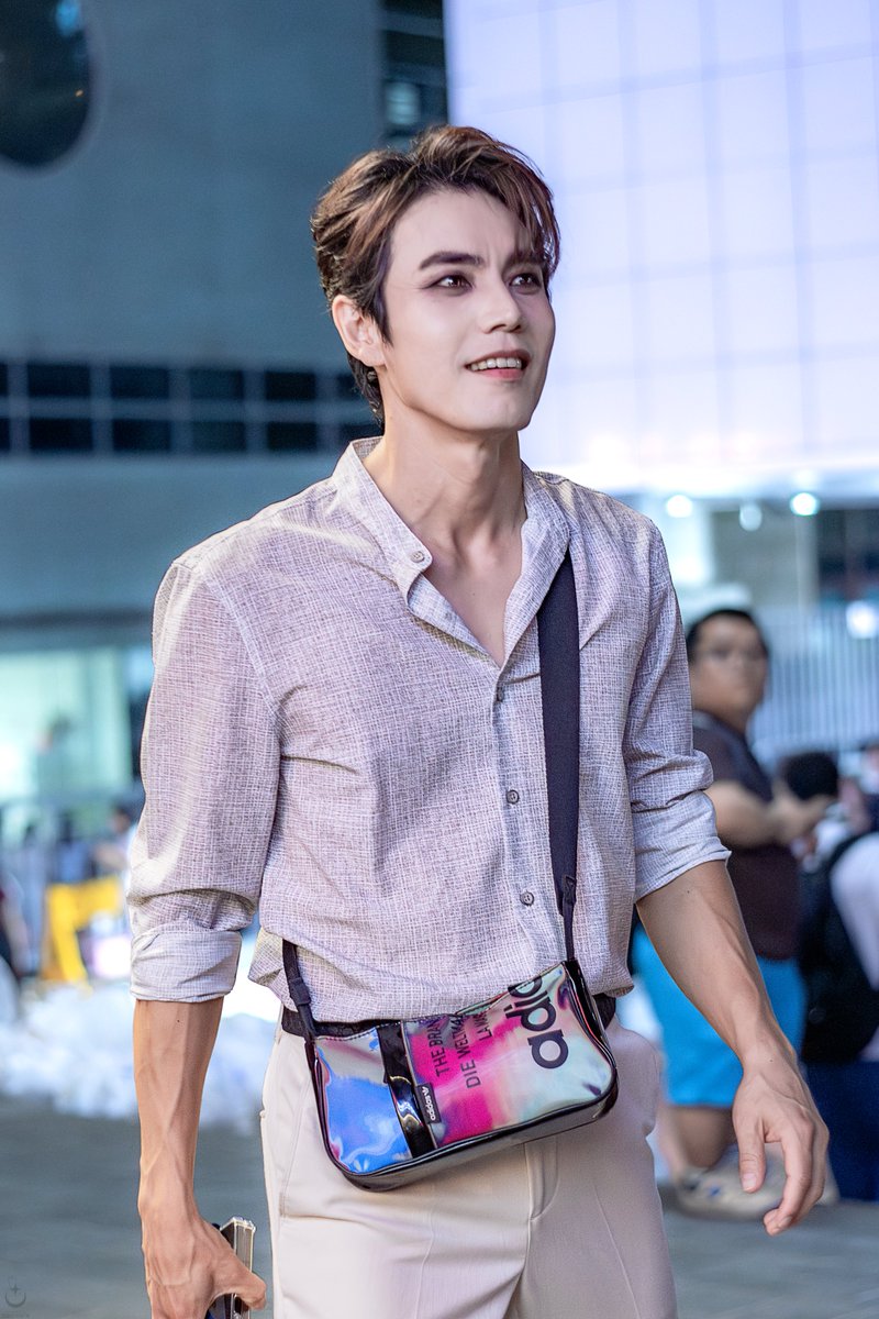 crecent_moon_'s tweet photo. 뮤지컬 트레드밀
250824 퇴근길

B 役 - #김찬호 배우님 https://t.co/IfHEoj14Il