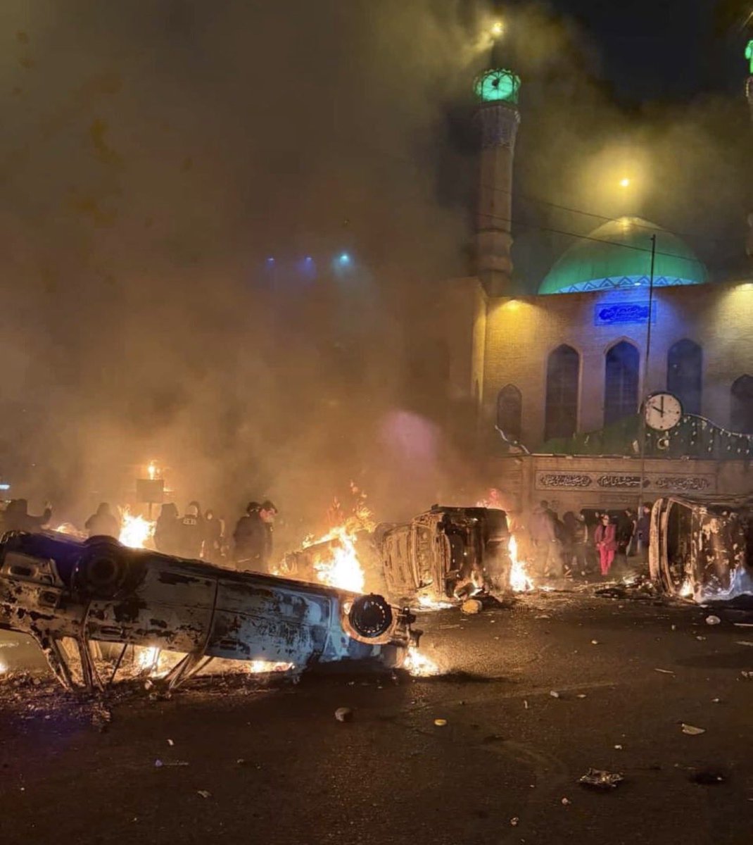 Eternal_3_'s tweet photo. از «حزب فقط حزب‌الله، رهبر فقط روح‌الله» یا «سکوت هر مسلمان خیانت است به قرآن» رسیدیم به این صحنه!
چه راه درازی اومدیم هموطن! https://t.co/vw5FHAuMpB