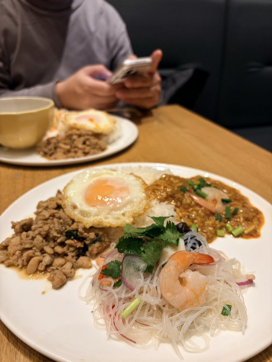 sada20240410's tweet photo. 楽しいプレート
いただきま〜す 😋
#MangoTreeCafe 🇹🇭
#マンゴーツリーカフェ
#タイ料理 #ランチ
#昼ごはん https://t.co/1Wr9hWbvUK