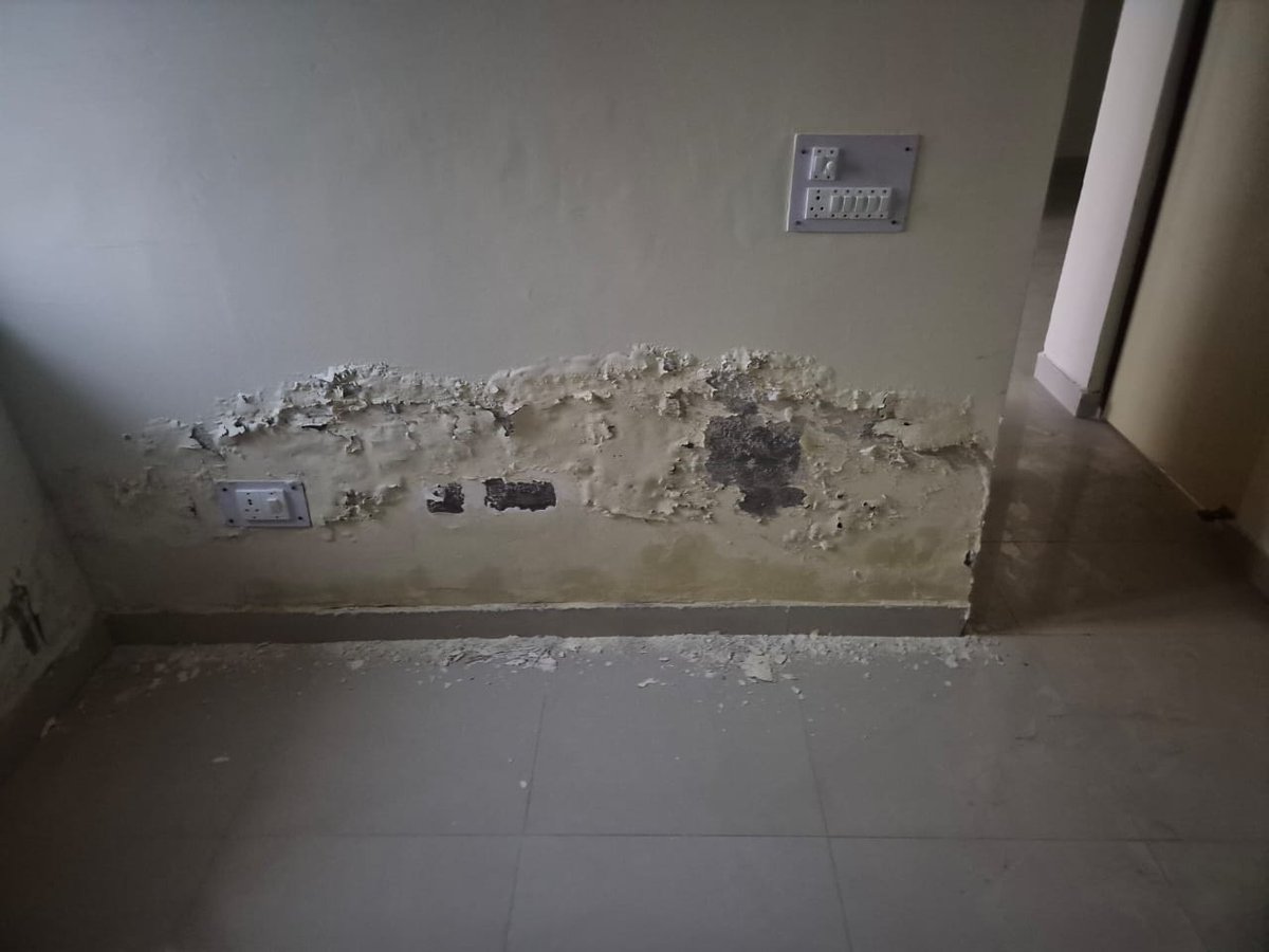 PresiSector22D's tweet photo. @YamunaAuthority @skbhatiaIAS @NavbharatTimes @JagranNews @CMOfficeUP  Sector 22D यीडा प्राधिकरण के हाई राइस ��्लैट में सीपेज के कारण स्थित बद से बदतर होती जा रही है। प्राधिकरण के इंजीनियर संवेदन हीन हो गए है। उन्हें सीपेज दिखाई नहीं दे रही है। कई टावर के फ्लैट में भयंकर सीपेज है। https://t.co/WFptOq8oVl