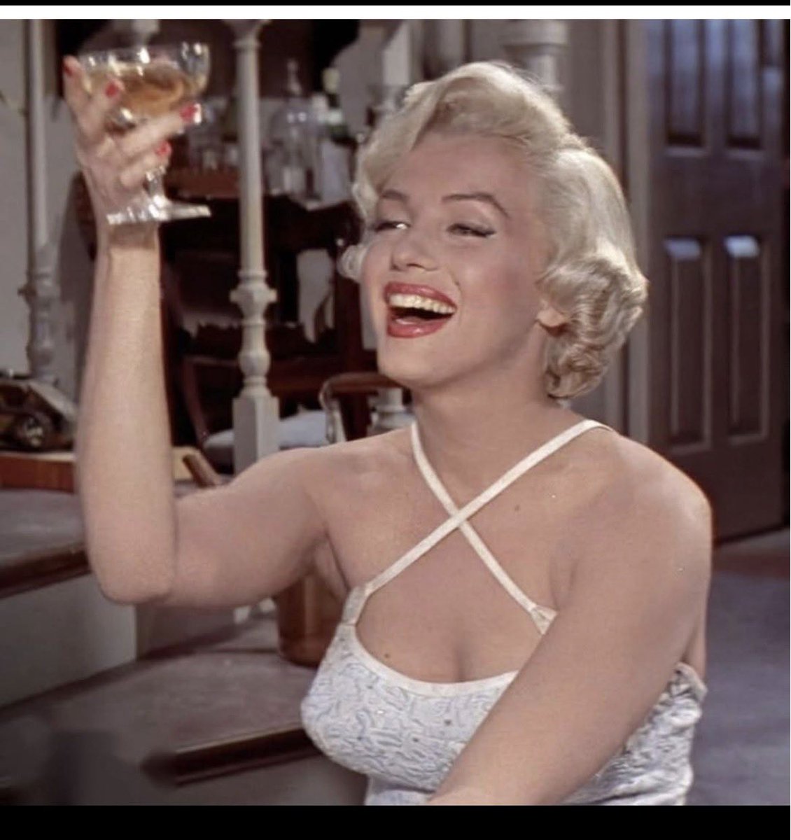 SuzanneRick's tweet photo. 🥂 https://t.co/JUcV5TWjdA