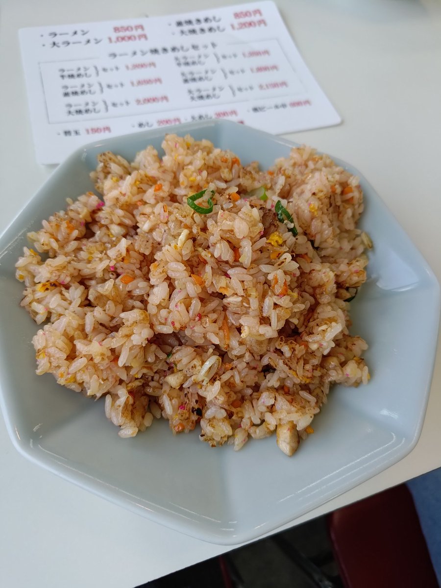 dc2rap2svtec's tweet photo. 昨年の沖食堂に続いて、ひろせ食堂☆
焼き飯の量に圧倒されるけど、これがまたウマい！
ラーメンも、昔ながらの久留米ラーメンですごく好き！
まあまあ遅い時間だったから、想像してた程並んでなくて良かった(^^) https://t.co/B3QvcGg1My