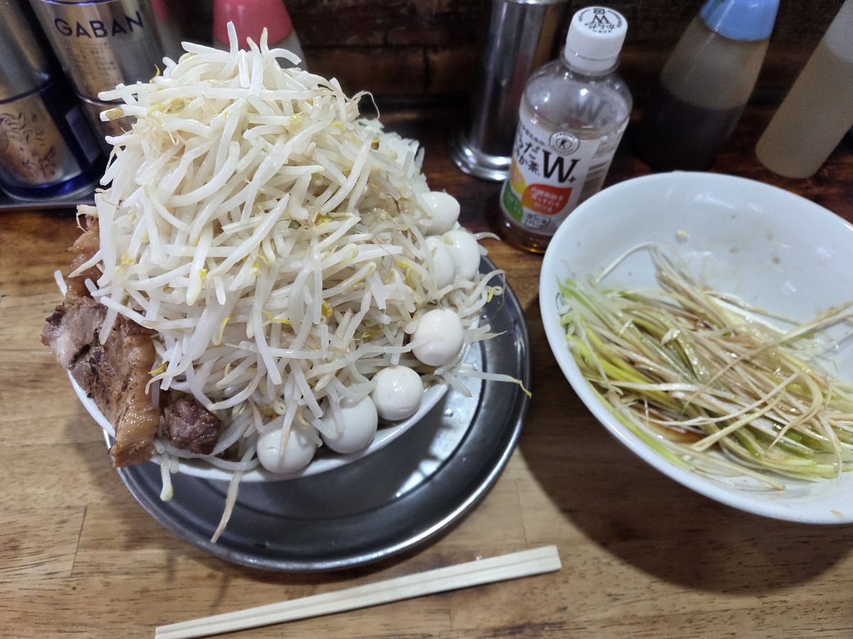 麺でる 多摩センター 大ラーメン、野菜マシマシ、玉ねぎマシマシ、ネギ