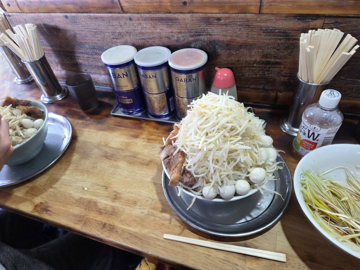 麺でる 多摩センター 大ラーメン、野菜マシマシ、玉ねぎマシマシ、ネギ