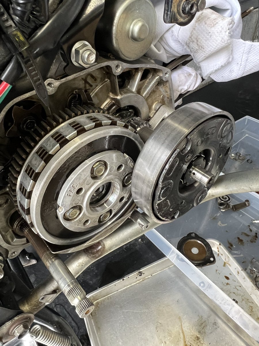 jeep_takeuchi's tweet photo. クラッチセンターナットを締め付け
ぐにゃりと言う嫌な感触に手を止める

チャリンと言う音先を見ると
ワンウェイクラッチ　サブギアが��れている　何を失敗した？？
（特殊工具の掛け方かな）

とりあえず中古から部品取って組み付け
冷静になる為　今日はここまで！
＃スーパーカブ110プロ https://t.co/IPR7zvTfEy