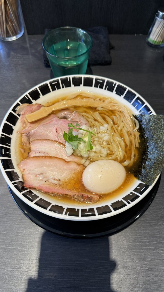 higtak's tweet photo. ラーメンラリー以来のアンタイヌードルズさんで特製中華そばをいただきました。ピロピロ麺にしっかり出汁感スープ、たまねぎがよく合います。トッピングも全ておいしい😋ごちそうさまでした。
#tokyoramenrally
#SSRMS
#アンタイヌードルズ https://t.co/4udHxTsIk4