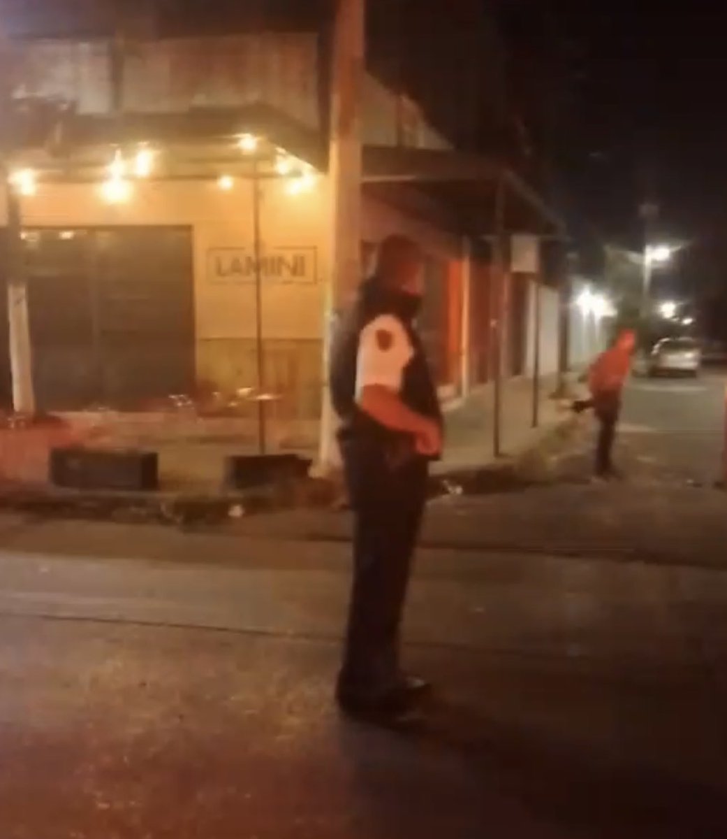 ⚠️🚓NOCHE VIOLENTA EN #MORELOS
🔇COMANDO ARMADO ATACA #BAR HAY 5 LESIONADOS.
Alrededor de las 22:00 horas de este viernes sujetos armados dispararon contra el Bar “XMAN” ubicado en la avenida Insurgentes del municipio de #Cuautla. 
Las víctimas fueron trasladados por sus propios
